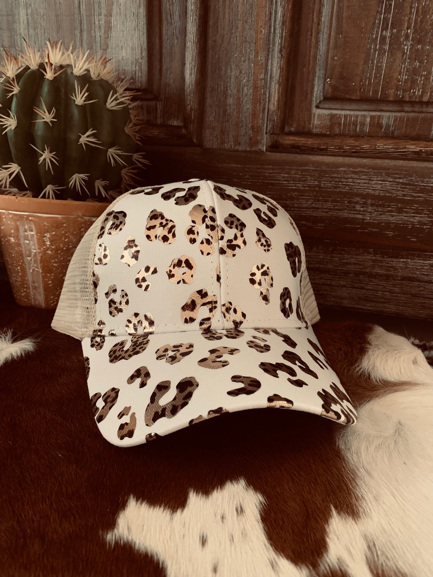 WHITE LEOPARD PRINT PONYTAIL HAT